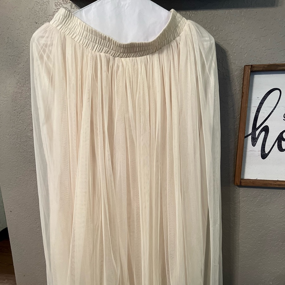 Beautiful lace vintage inspired skirt. Size medium. Fully lined.